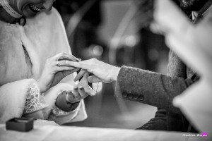 Échange des alliances pendant un mariage à Lourdes